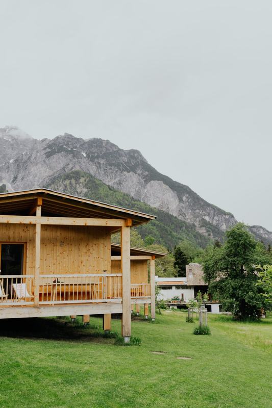 Chalets von der Wiese aus gesehen