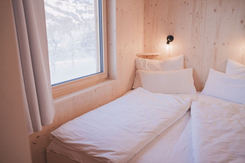 Schlafzimmer mit Fenster auf den Winter