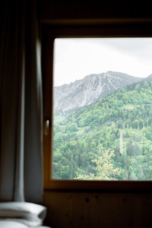 Blick aus dem Kinderzimmer auf die Berge