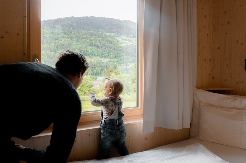 Vater und Kind schauen aus dem Fenster